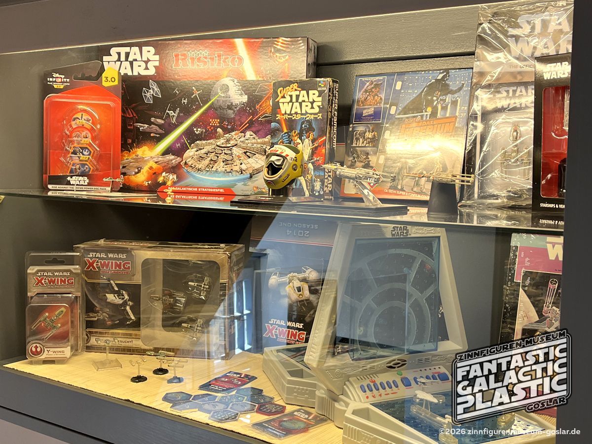 Spielfiguren und Spiele wie 'Risiko' und 'Schiffe versenken' diverser Hersteller.