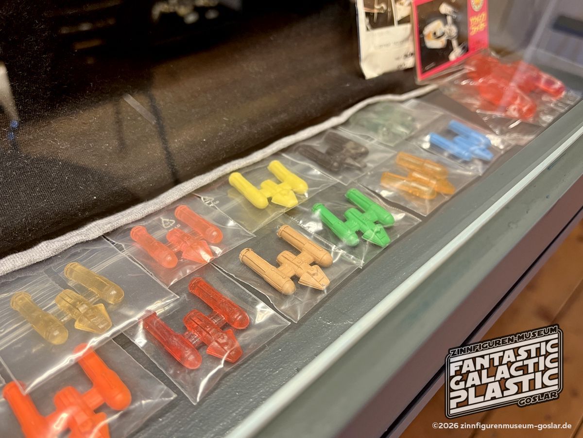 Keshigomu, zu deutsch Radiergummi, des japanischen Herstellers Maruka. Diese wurden in ca. DIN A7 kleinen Blind Bags (Wundertüten) verkauft. Die Formen der Fahrzeuge und Figuren wichen in Ihrer Gestaltung leicht von deren Vorbildern ab, waren aber dennoch Lizenzartikel. (1978)