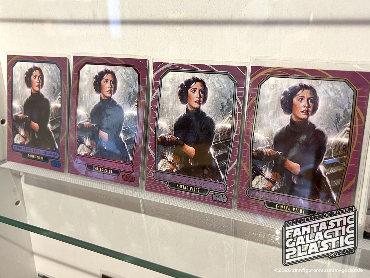 Tradingcards aus der Topps 'Galactic Files' Serie aus dem Jahr 2013. Das Bild zeigt einen Ausschnitt des Coverbilds des Romans 'Splinter of the Mind's Eye' (dt. 'Skywalkers Rückkehr') aus dem Jahr 1978. Pro Motiv erschienen jeweils vier Varianten in den Auflagen silber: unlimitiert, blau: 350, rot: 35 und gold: 10.