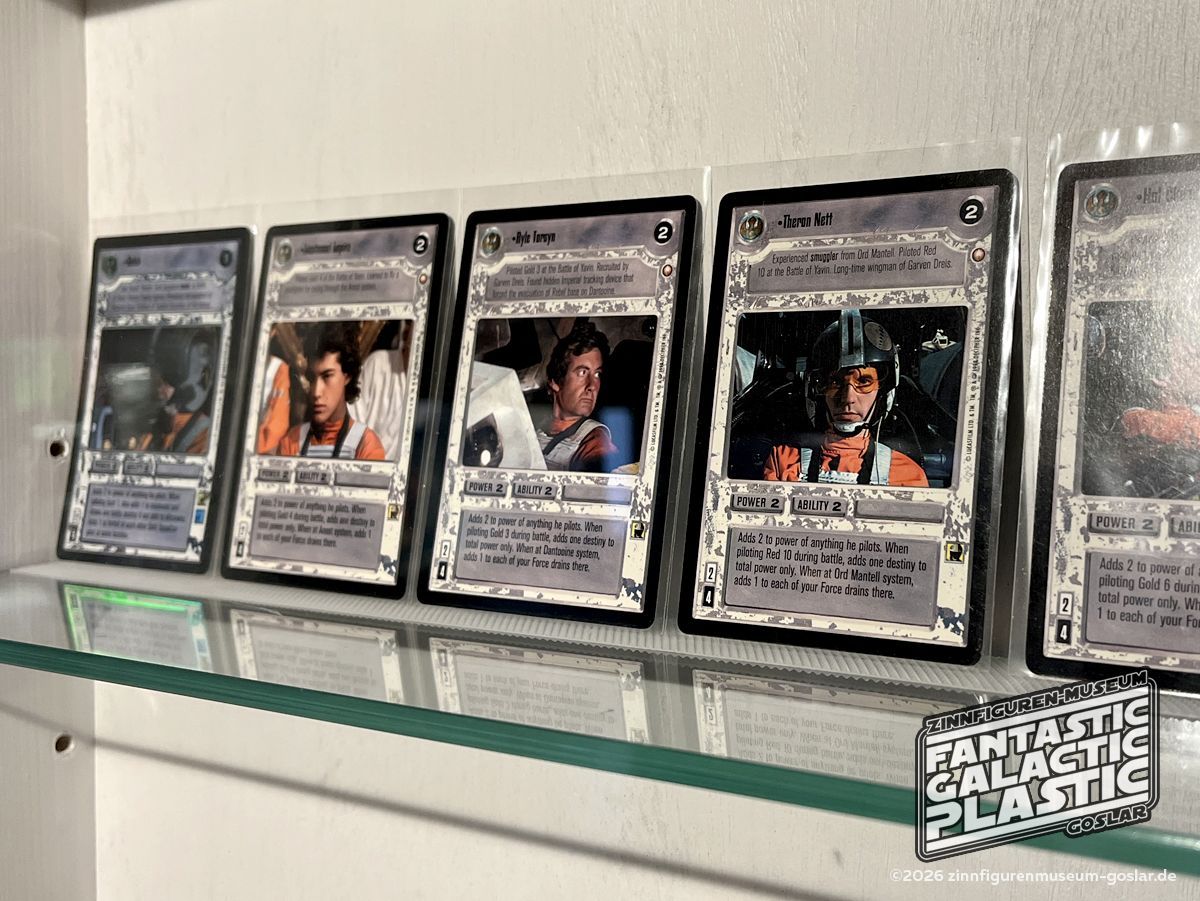 Von dem Verlag Decipher erschien ein Collectible Card Game, zu deutsch Sammelkartenspiel, von denen nur ein Bruchteil der im Archiv schlummernden 75 Karten inklusive Varianten mit BTL-A4 Bezug zu sehen sind. Die Abgebildeten Karten stammen aus der Reihe 'Special Edition Limited Light Side' von 1998.