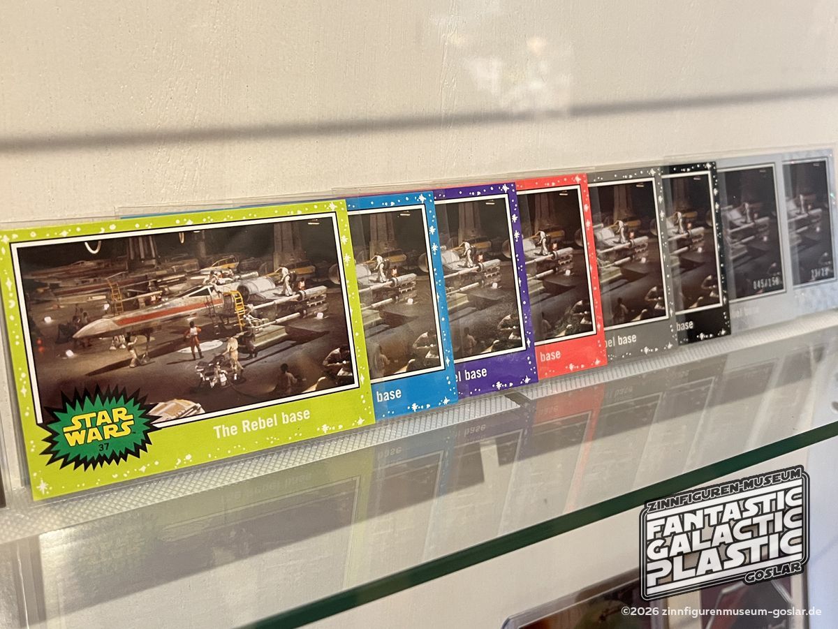 Bei der Kartenserie 'Journey to The Force Awakens' ging Topps noch einen Schritt weiter. Hier gab es nun bereits 10 Versionen des selben Motivs, wobei die Karten mit 'Imperial Guard Red' farbenen Rand weltweit nur einmal erhältlich waren (2015).