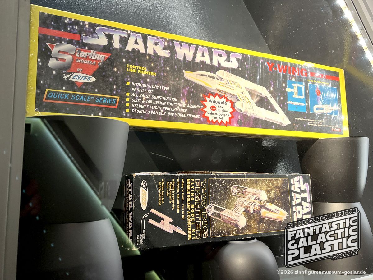 In den 1990ern erschienen von Estes diverse flugfähige Modelle von Filmfahrzeugen zur Weltraumsaga. So auch ein Holzbausatz, ein mit einem Benzinmotor zurüstbarer Control Line Fighter und sogar eine mit einem Fallschirm ausgestattete Rakete. (1995)