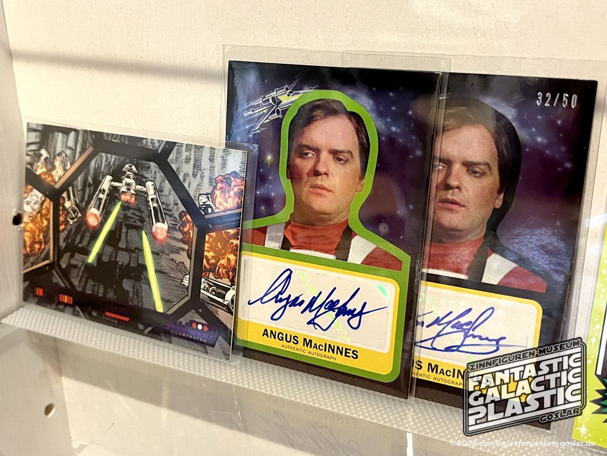 Weltweit limitierte Tradingcards mit Autogrammen von Schauspielern wie Angus MacInnes (†), der den Gold-Staffel-Führer Jon