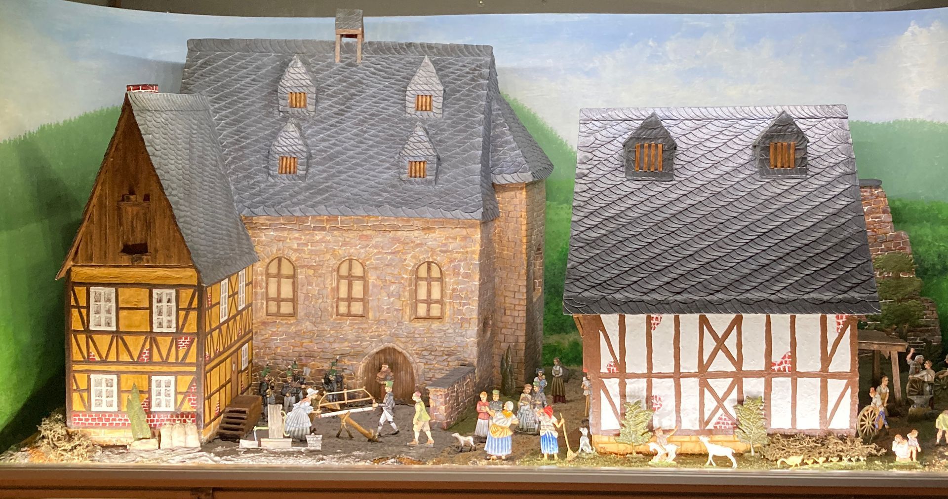 Eine Statue eines Mannes, der in einer Höhle steht.