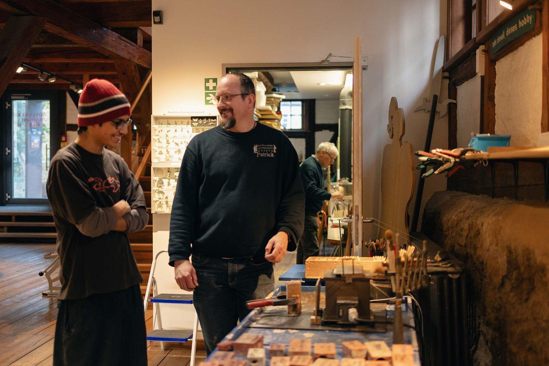 Zwei Männer stehen nebeneinander in einem Raum.