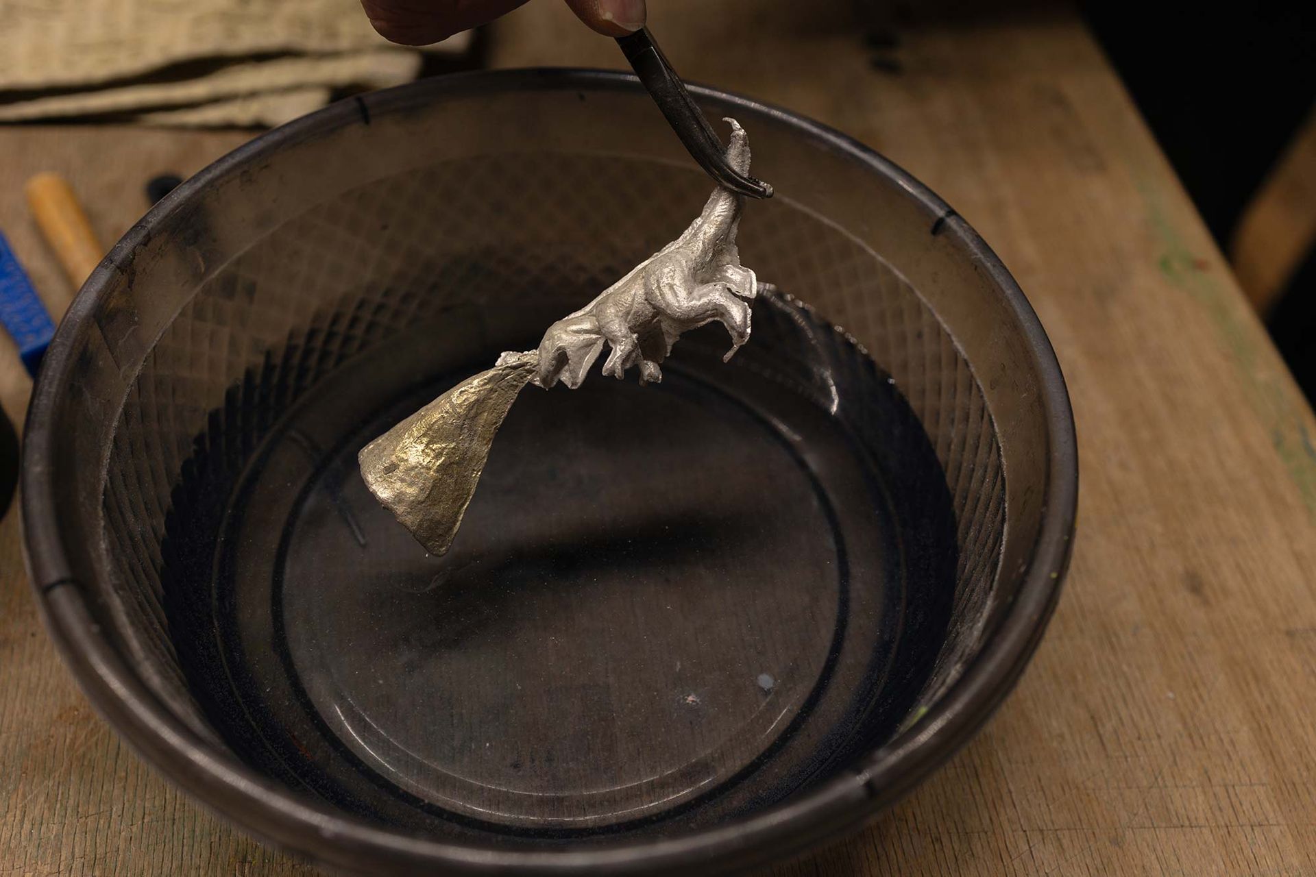 Zwei Männer stehen nebeneinander in einem Raum.