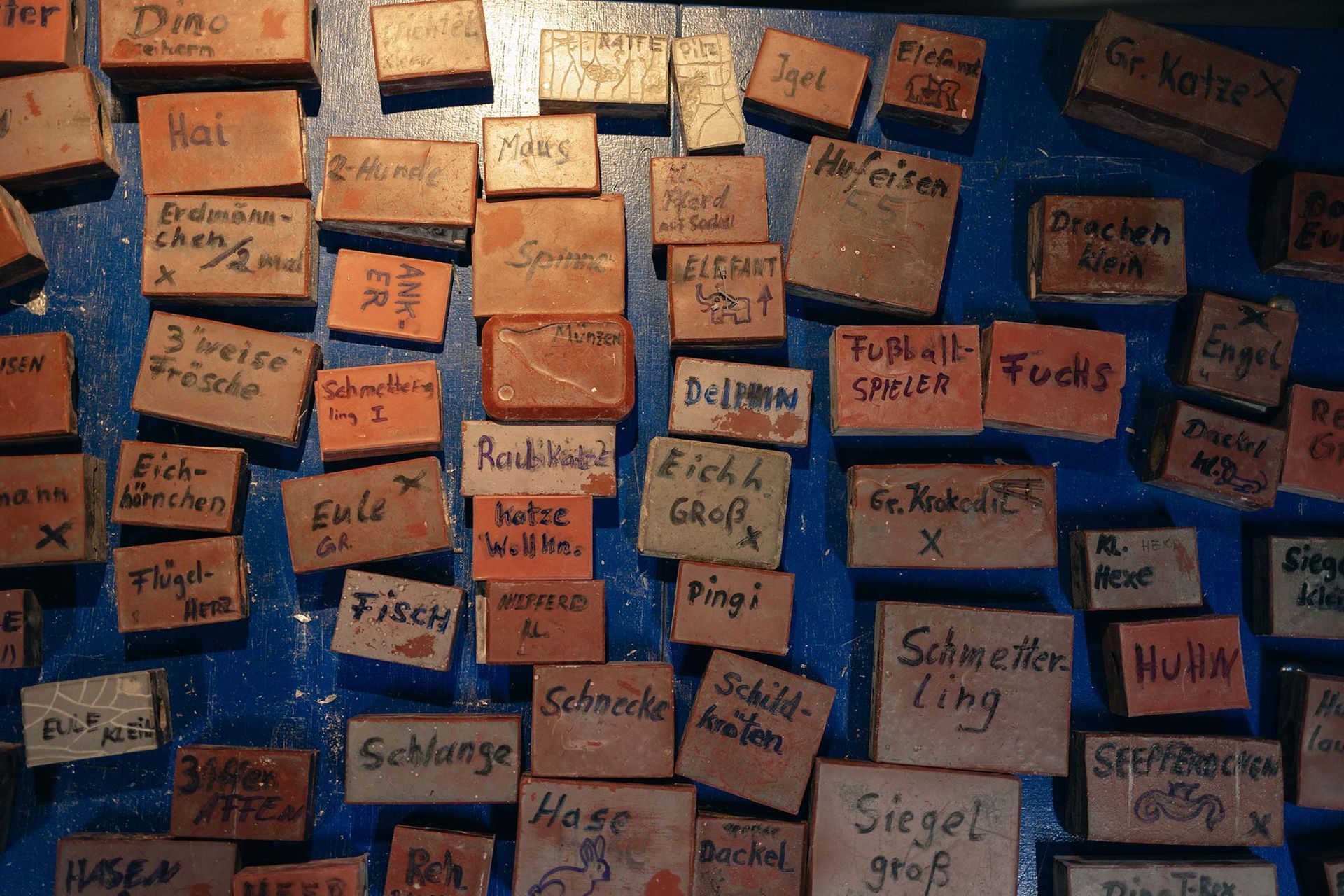 Eine Wand mit vielen Schildern, darunter eines mit der Aufschrift „Siegel groß“