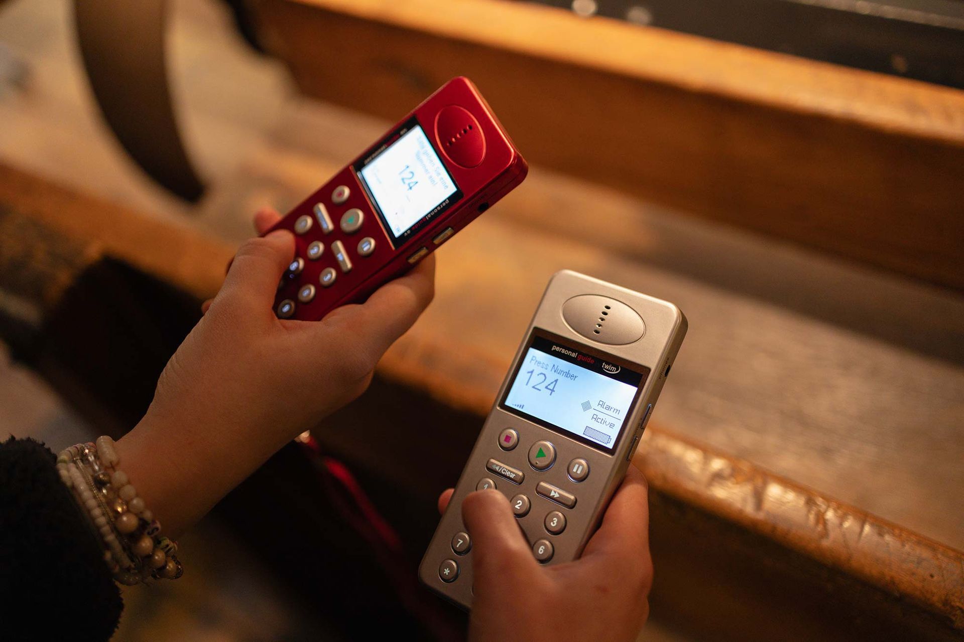 Eine Person hält zwei Mobiltelefone in ihren Händen.