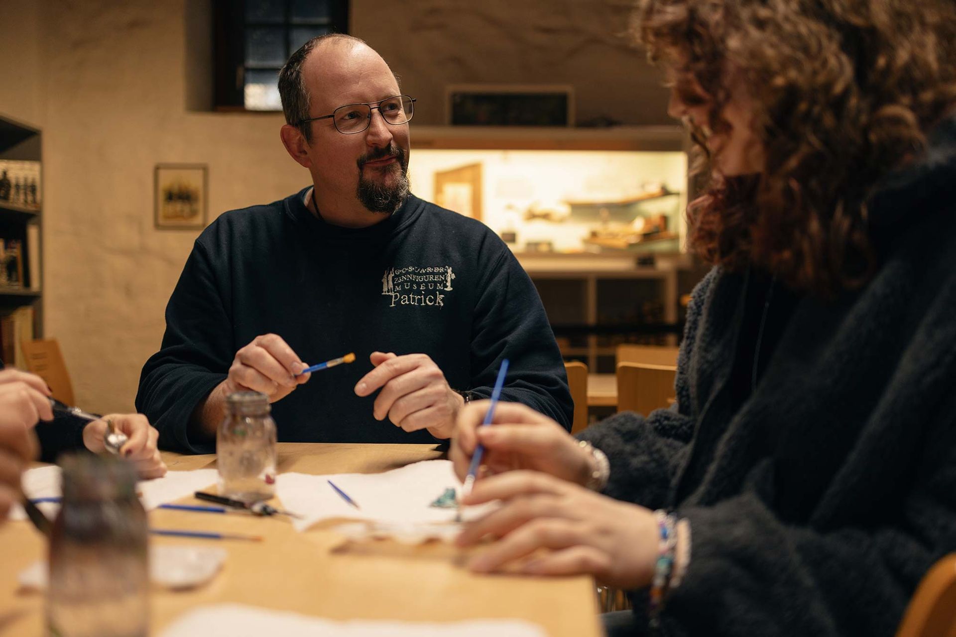 Eine Gruppe von Leuten sitzt um einen Tisch herum und unterhält sich.