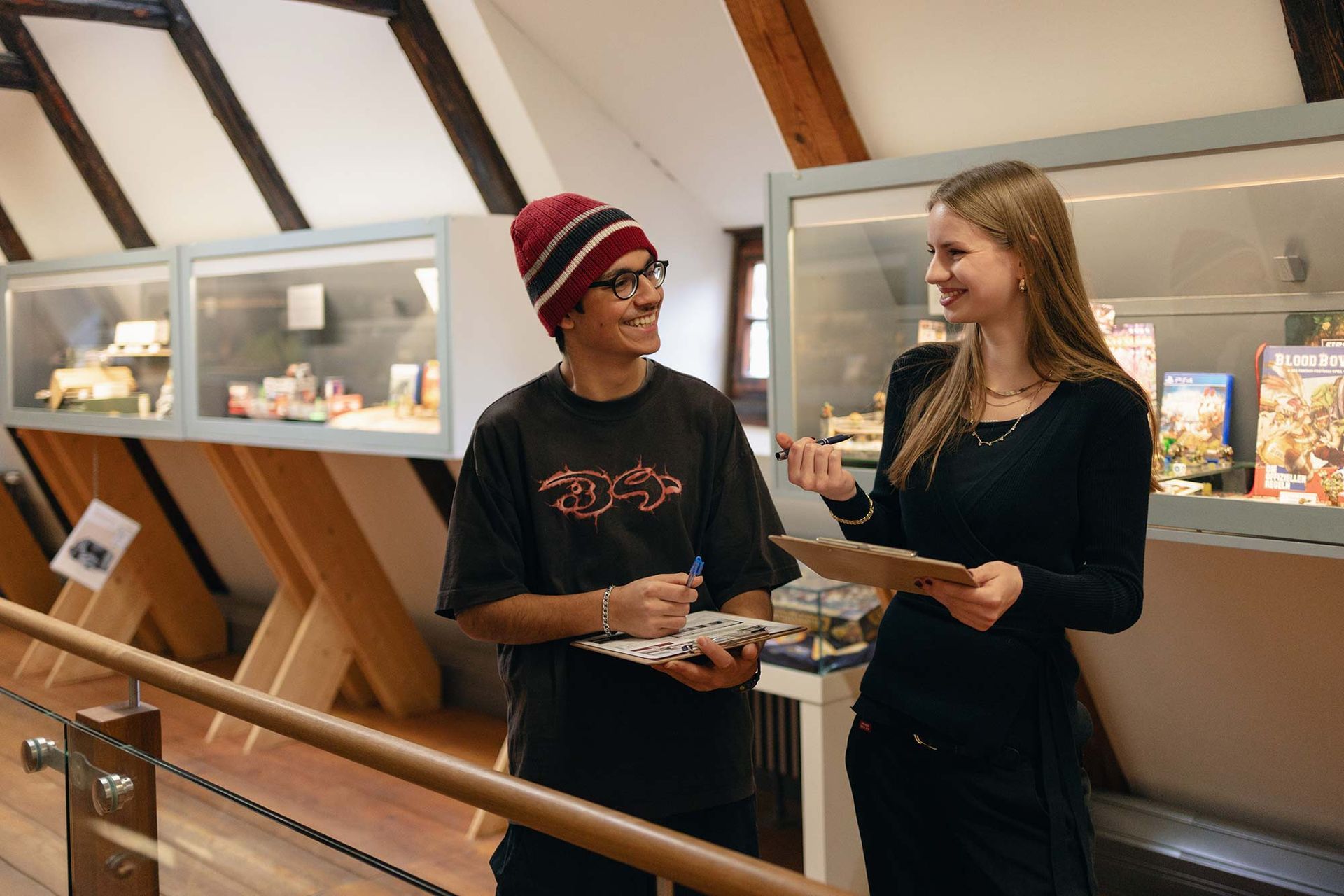 Ein Mann und eine Frau stehen nebeneinander in einem Museum.