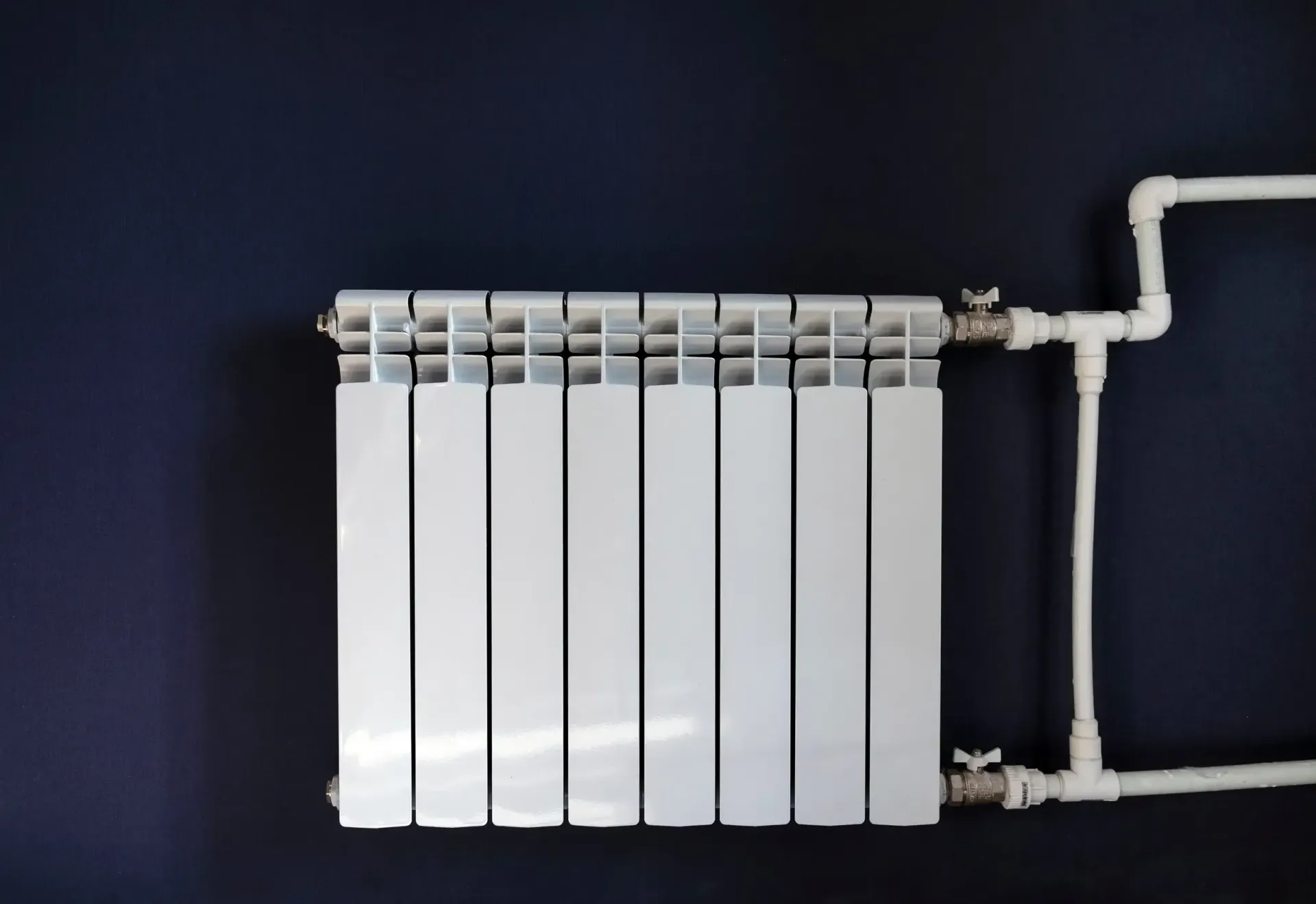 Icono de marcador de posición gris claro con un sol y montañas sobre fondo blanco