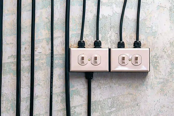 Icono de marcador de posición gris claro con un sol y montañas sobre fondo blanco