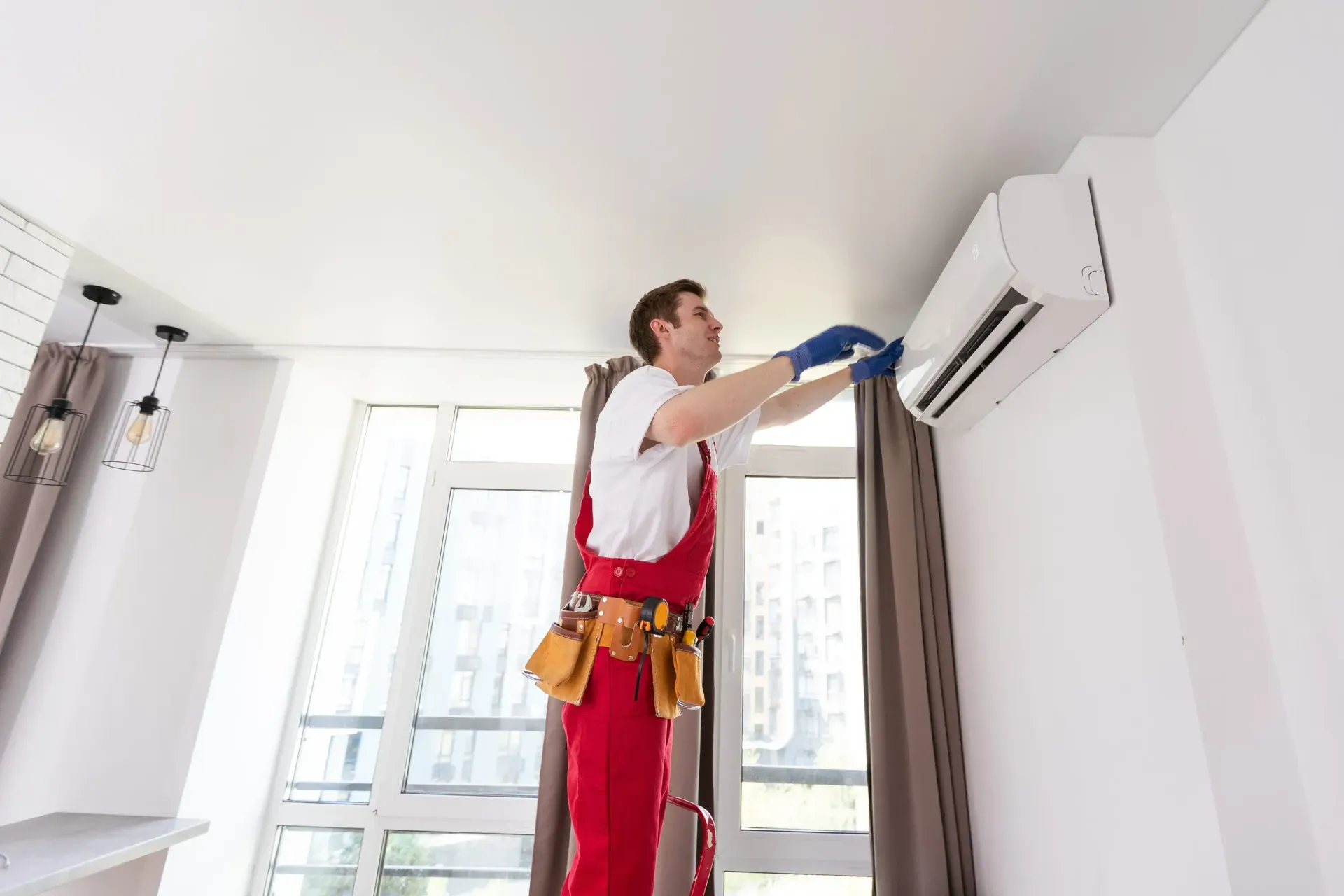 Icono de marcador de posición gris claro con un sol y montañas sobre fondo blanco