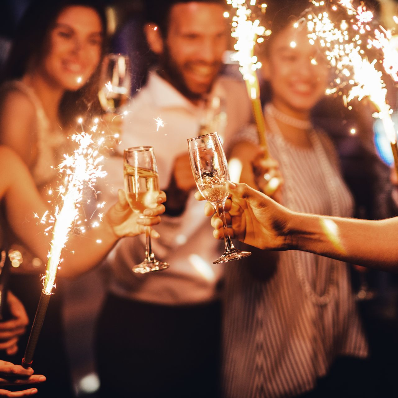 Des gens trinquent avec du champagne.