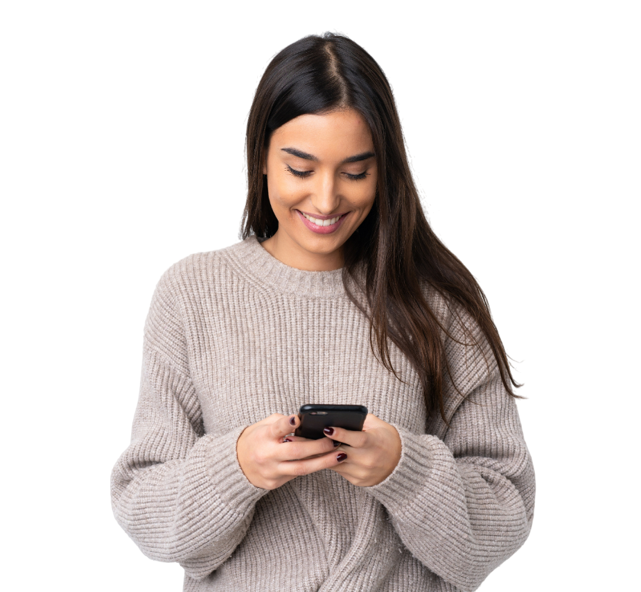 Femme en pull beige souriant en regardant un smartphone.