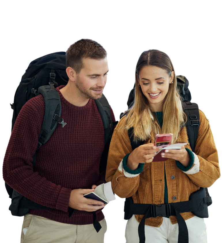 Un couple avec des sacs à dos, consultant des documents.