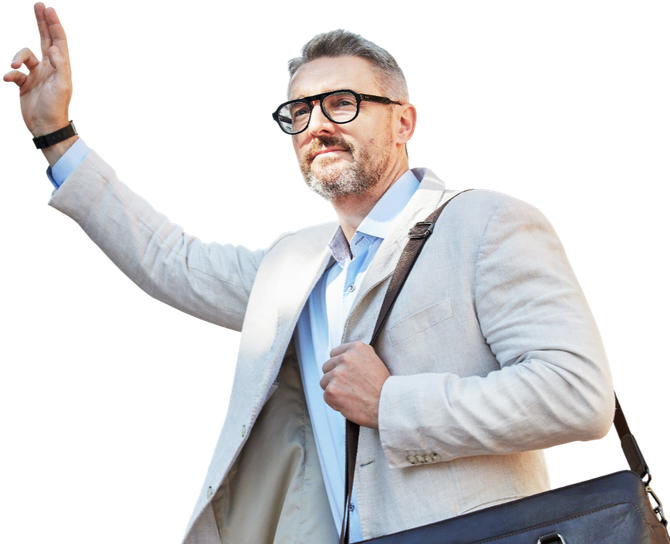 Un homme en blazer clair hèle un taxi.