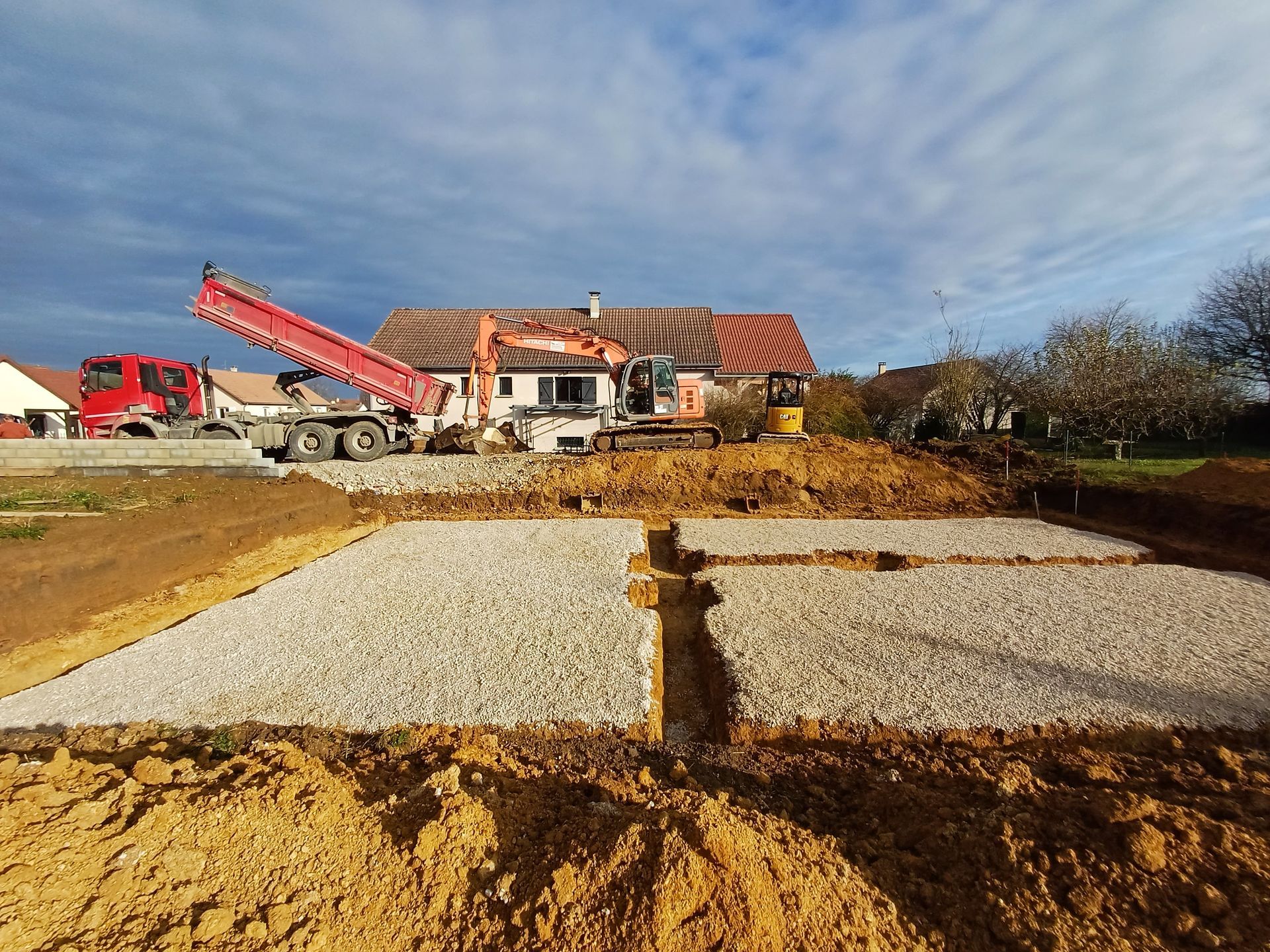 Terrassement pavillon/fouilles avec pelles 16 T et 2 T et mise en place graviers 6/14