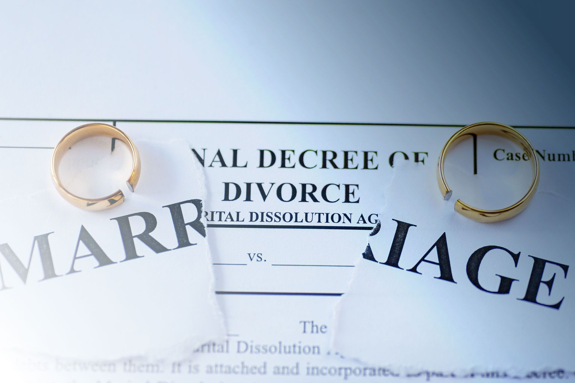 Un contrat de mariage déchiré et deux alliances coupées