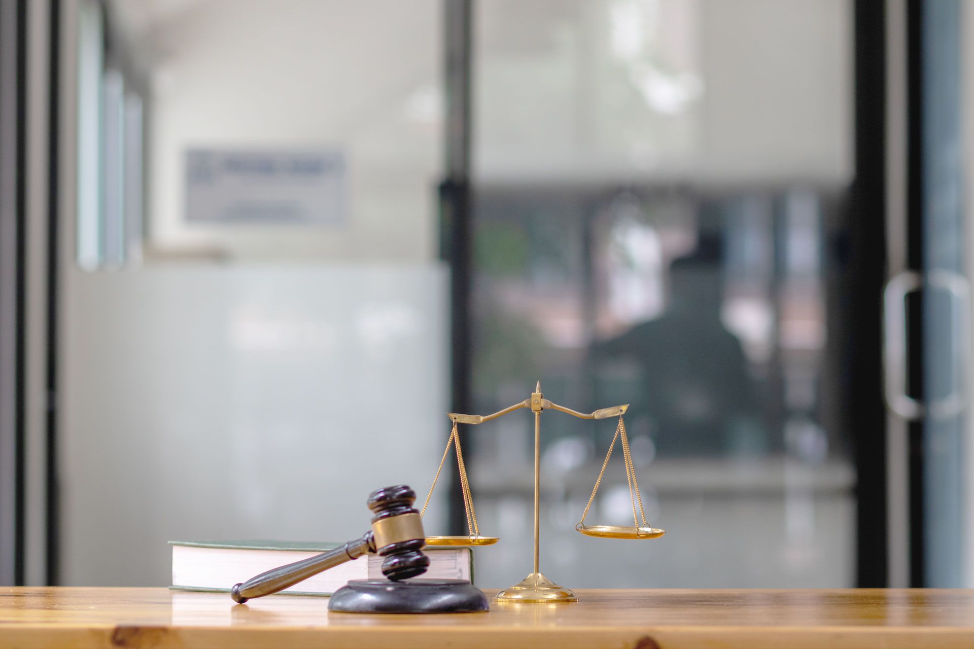 Une table avec un marteau et une balance de justice à l'intérieur d'un cabinet d'avocat