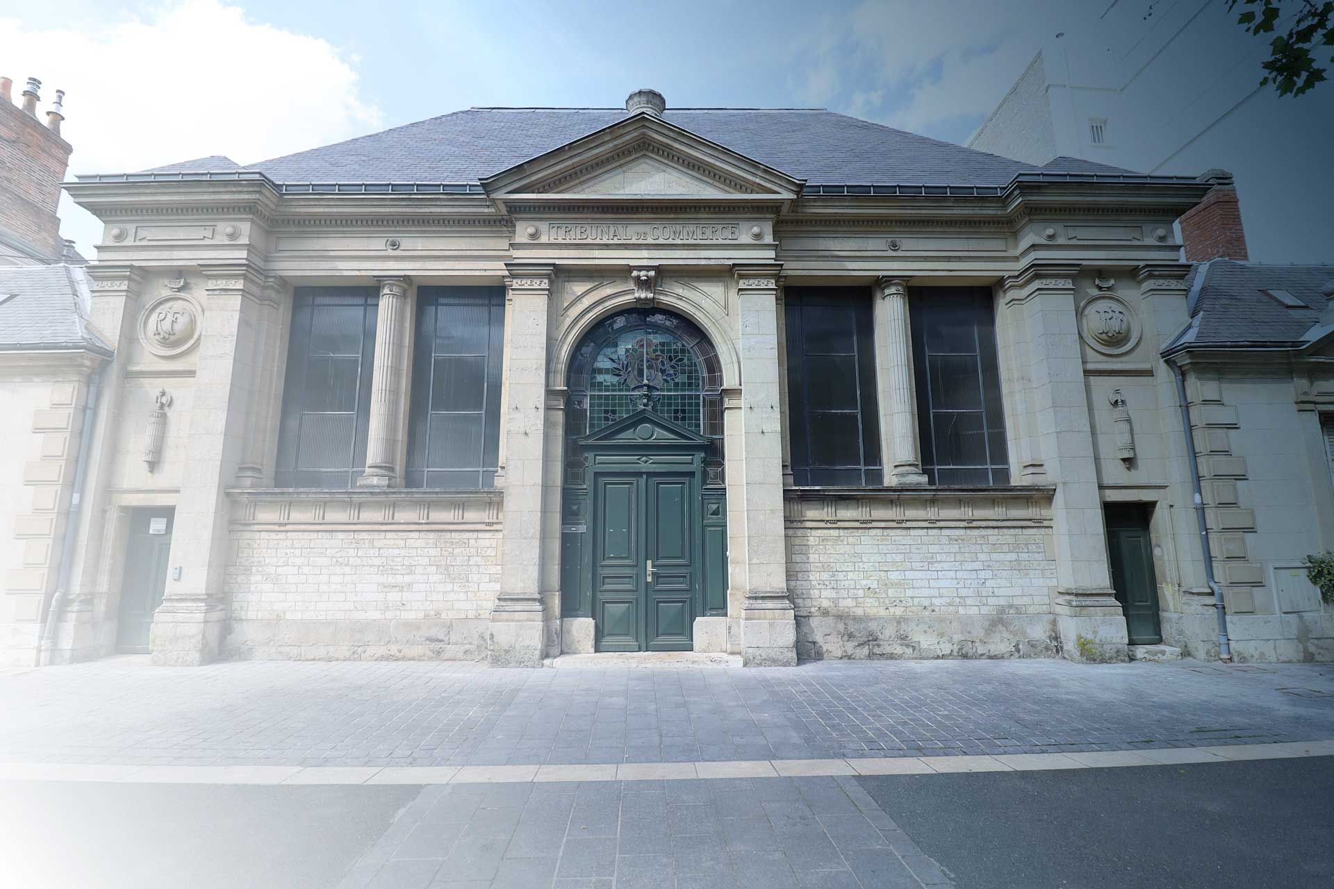 La devanture du tribunal de commerce à Chartres