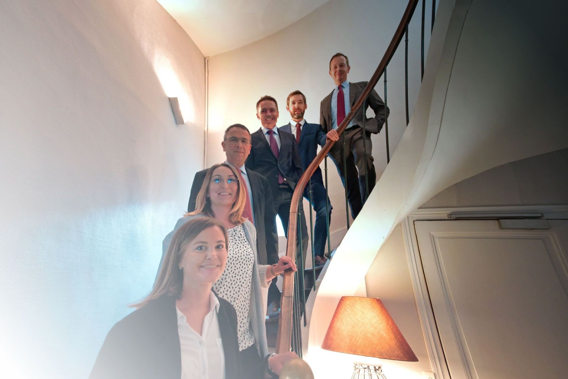 L'équipe des avocats associés du cabinet de Chartres posant dans un escalier