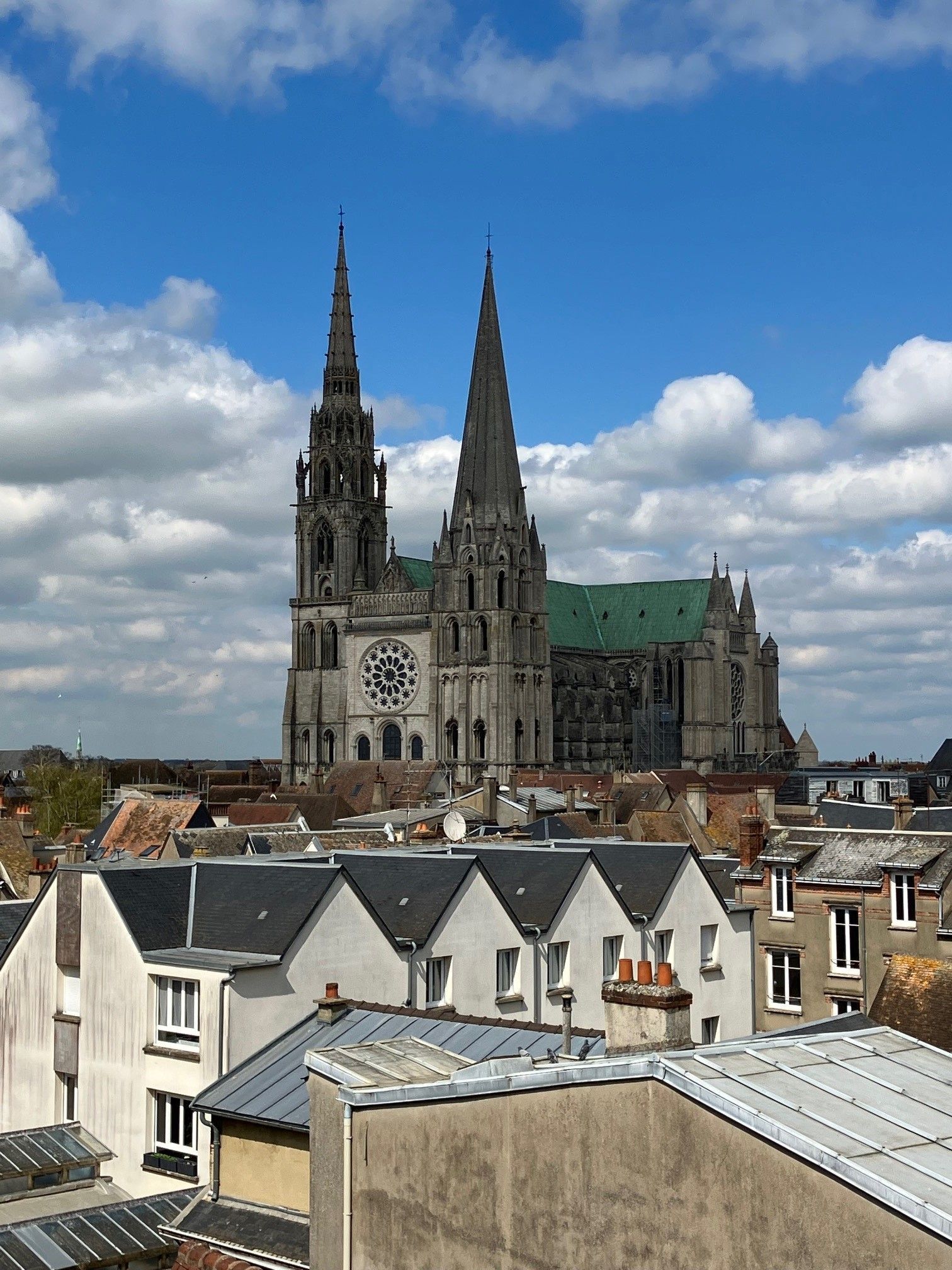 Façade bâtiment public avec drapeaux