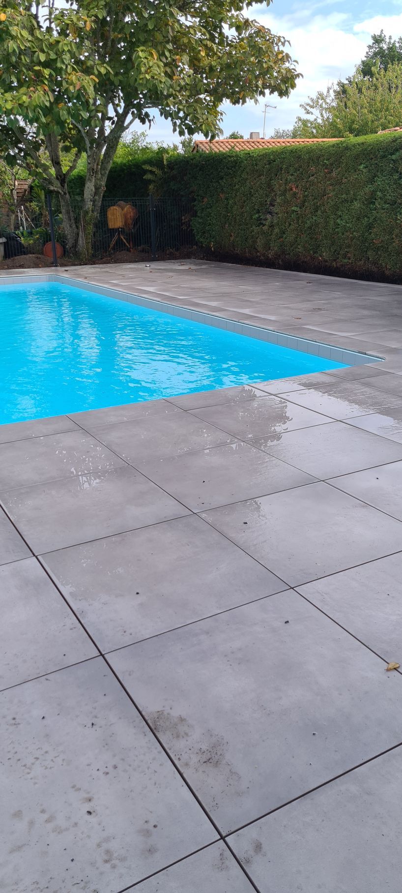 Tour de piscine en carrelage
