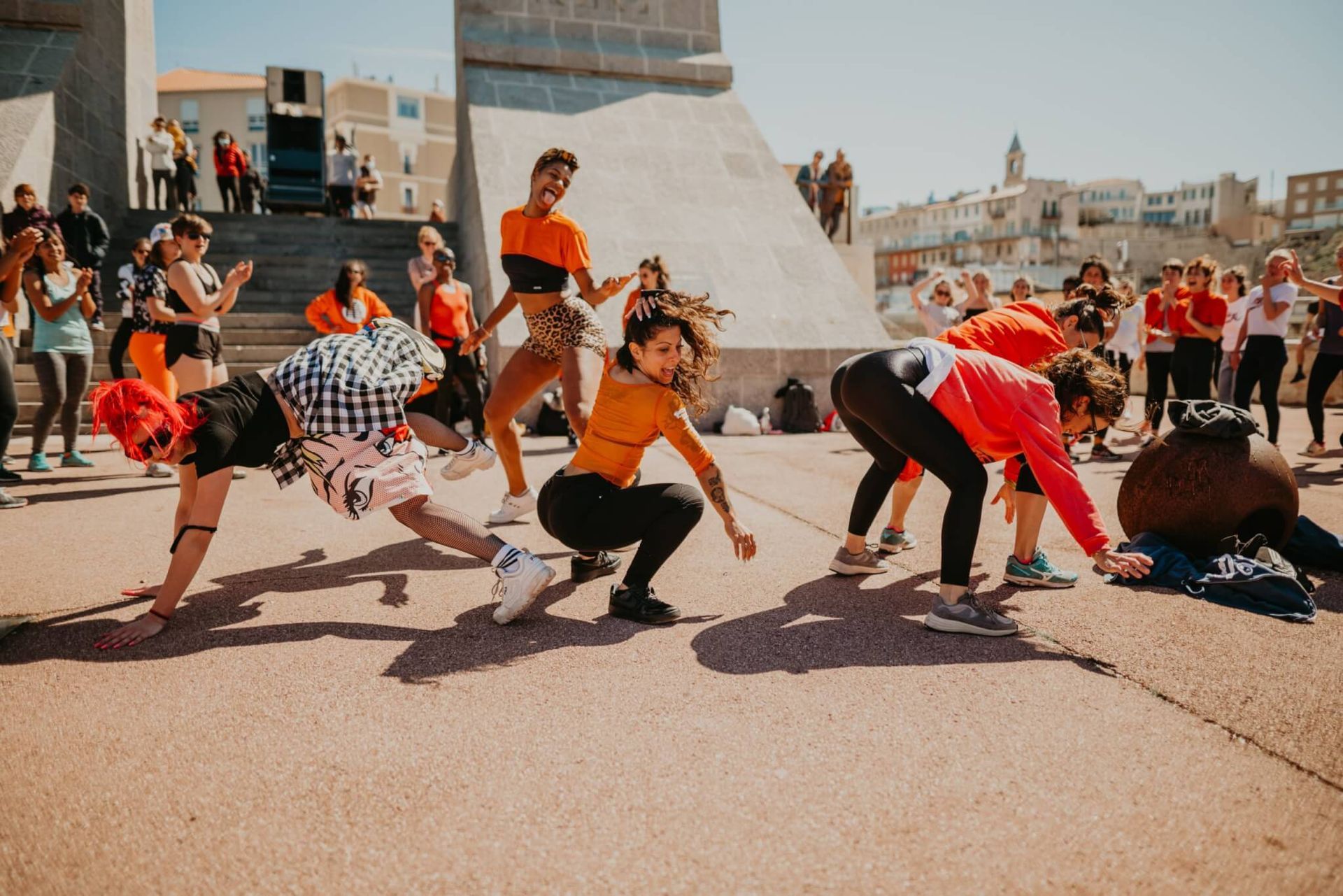 Plusieurs femmes en train de danser