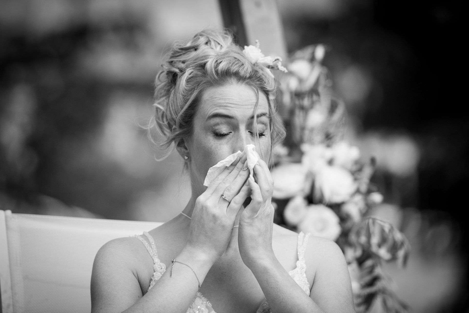 Photo d'une mariée à son mariage en noir et blanc