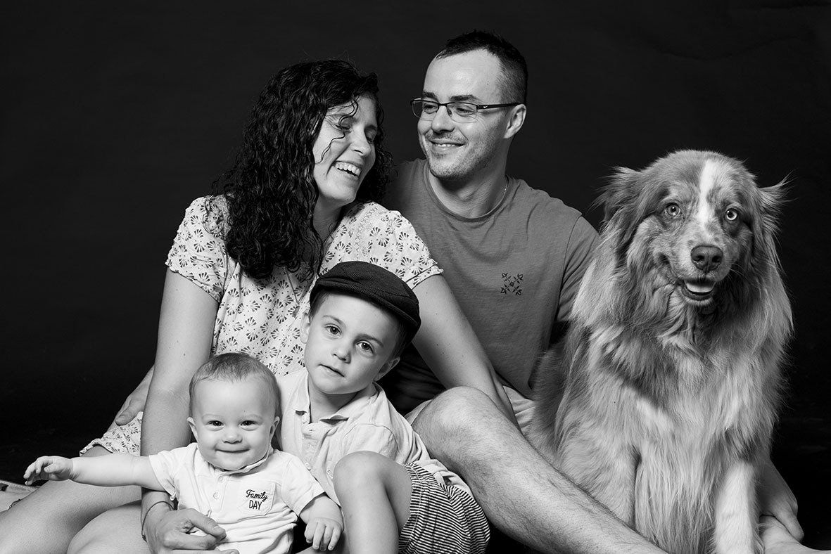 Photo de famille avec un chien en noir et blanc