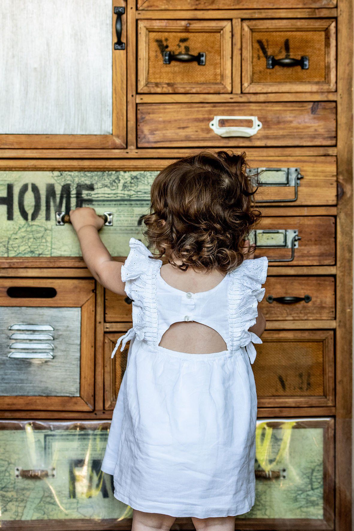 Photo d'un jeune enfant de dos
