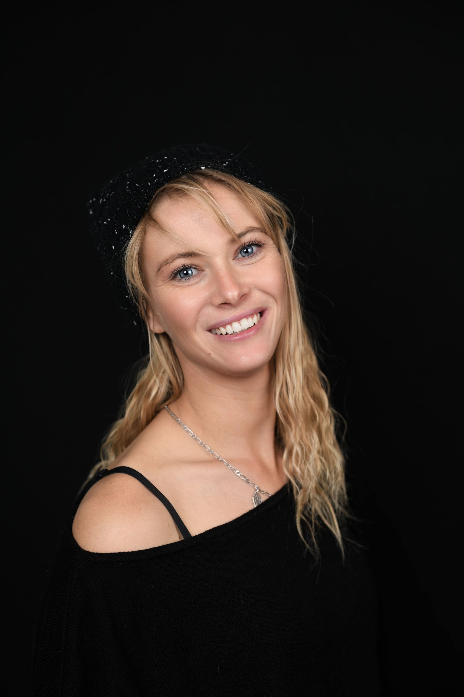 Portrait de femme blonde sur fond noir