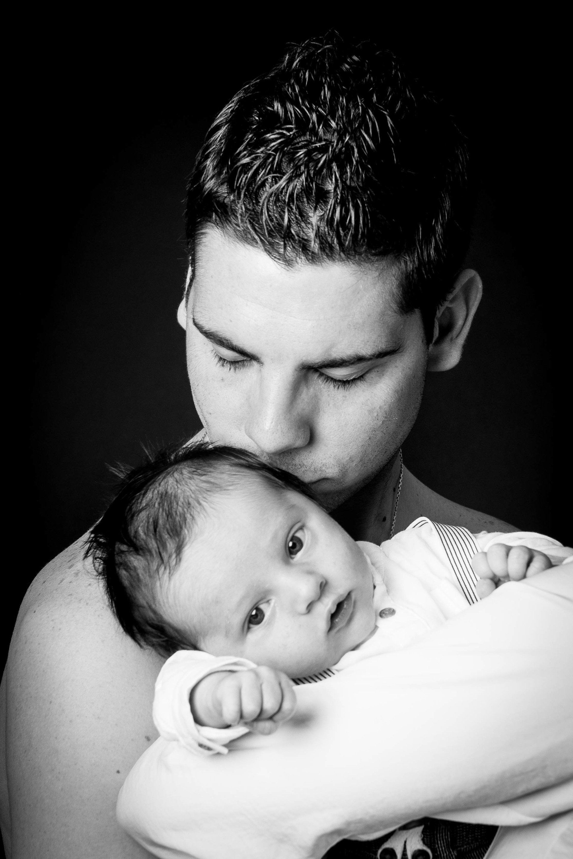 Photo d'un père et son nourrisson en noir et blanc