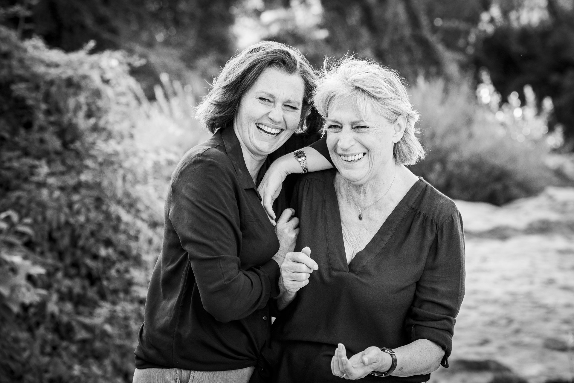 Portrait de deux femmes souriantes en noir et blanc