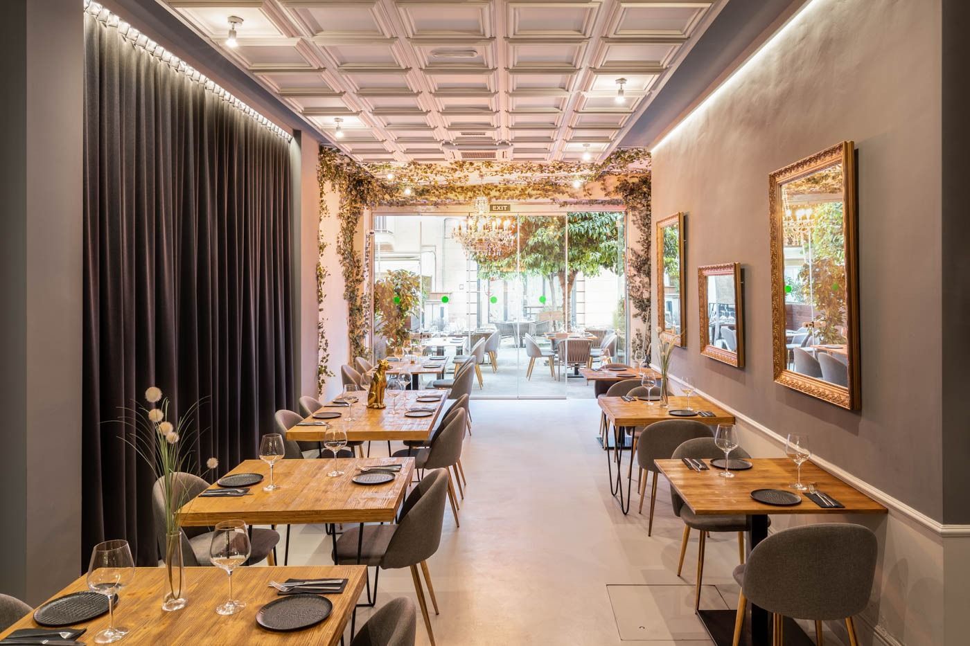 Hay muchas mesas y sillas en el restaurante.