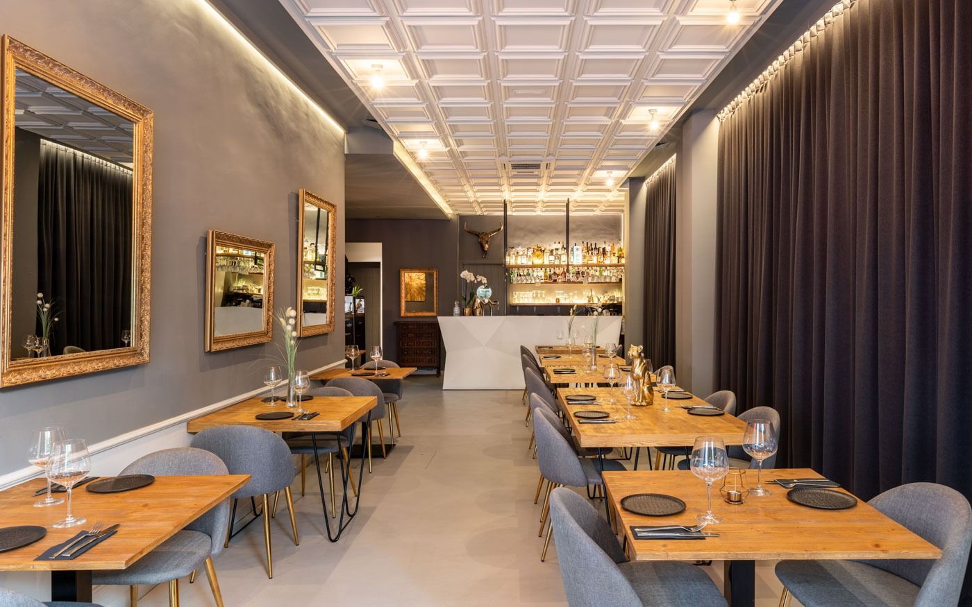 Hay muchas mesas y sillas en el restaurante.