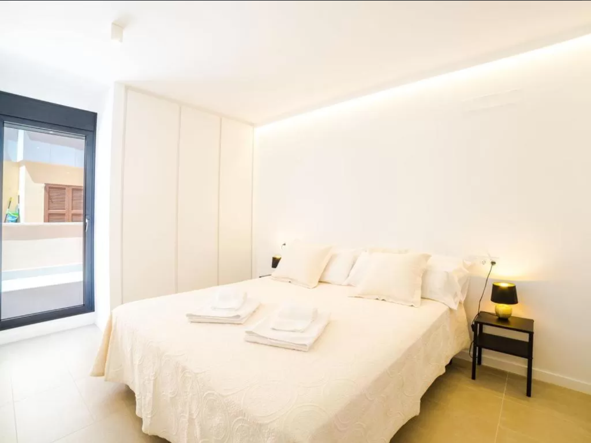 Hay una cama grande en el medio de la habitación.