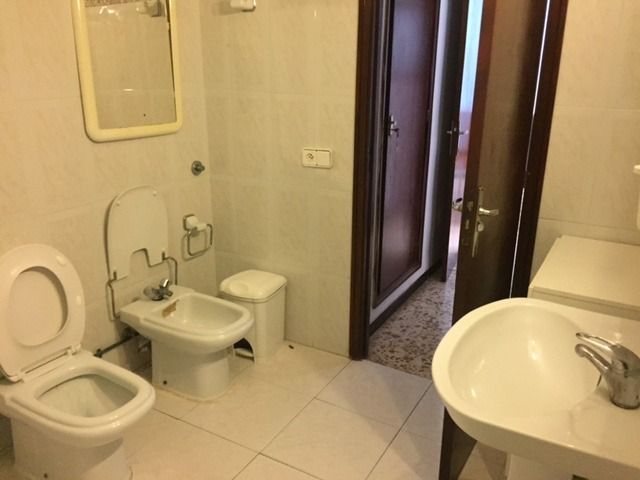 Un baño con inodoro, bidé y lavabo.