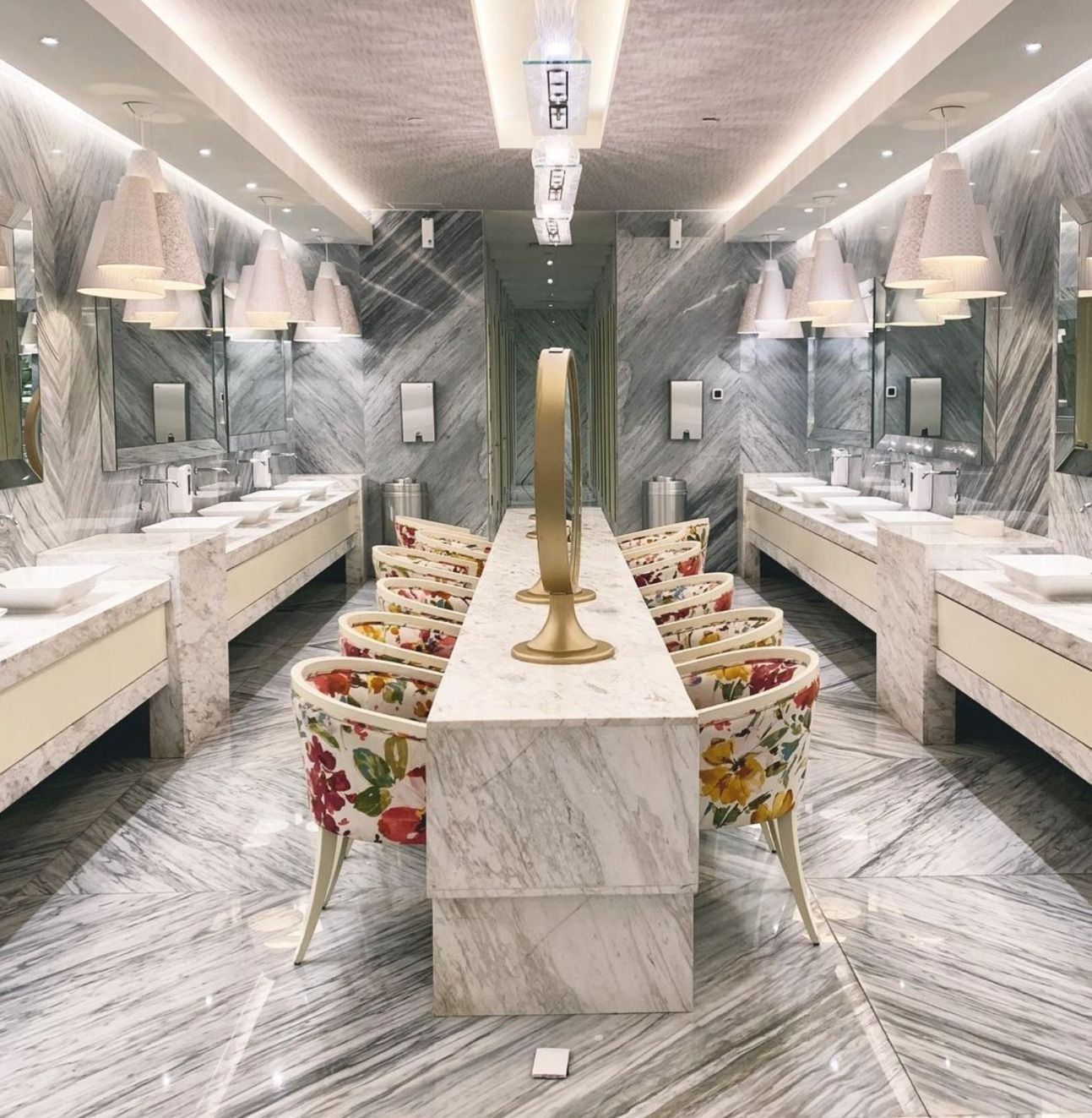 Un baño con una mesa larga y sillas.