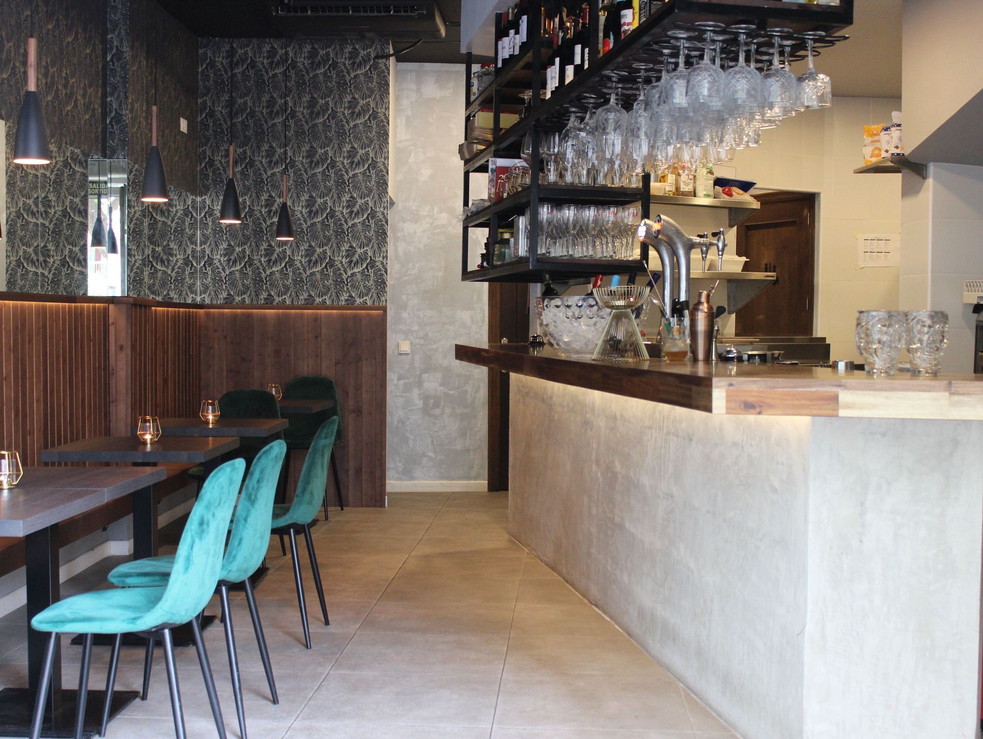 Un restaurante con mesas y sillas y un bar.