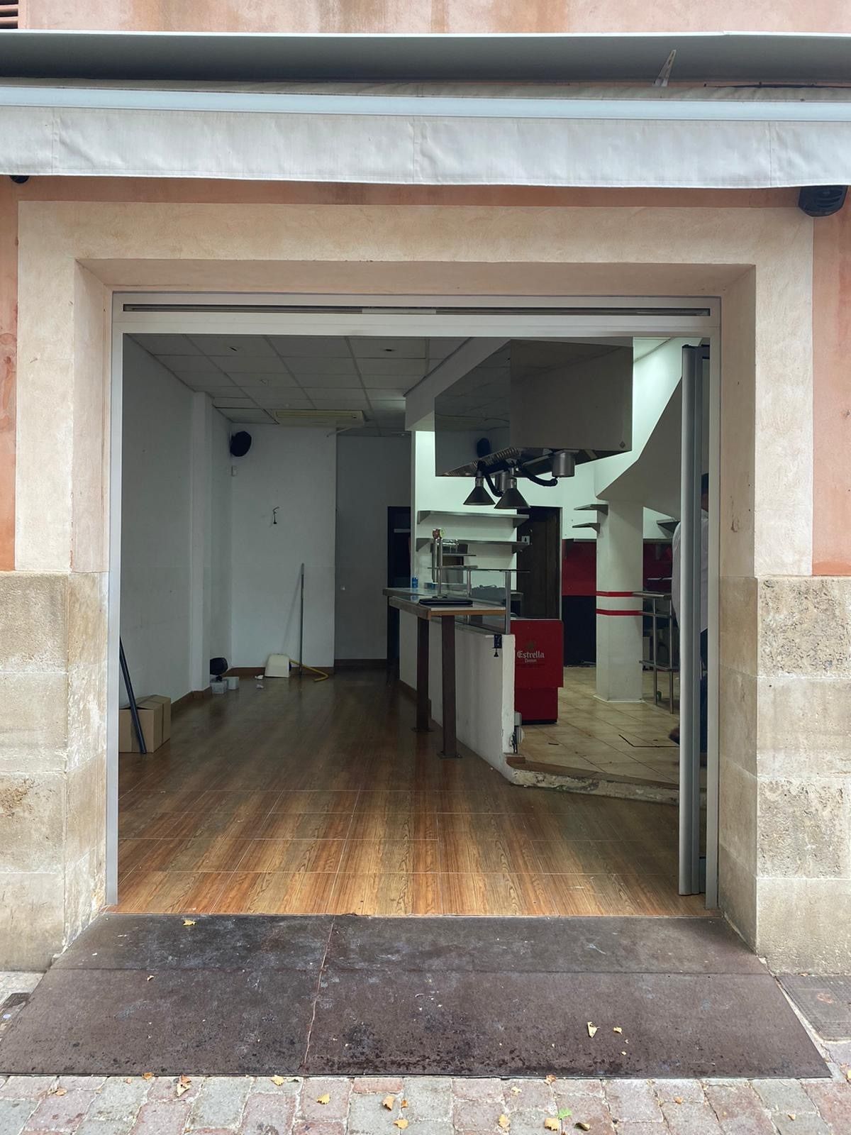 Una tienda vacía con una puerta corrediza de vidrio