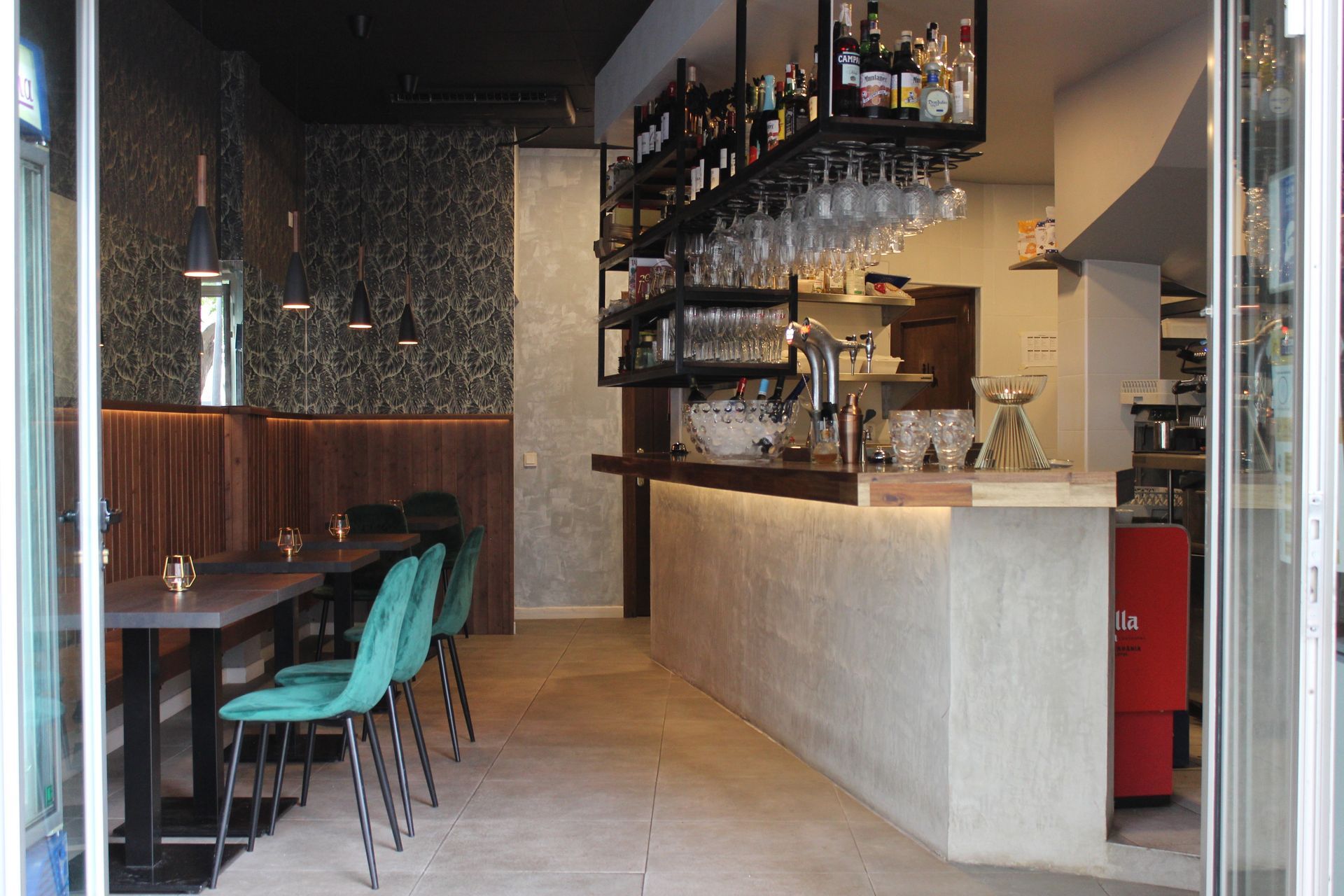 Un restaurante con mesas y sillas y un bar.
