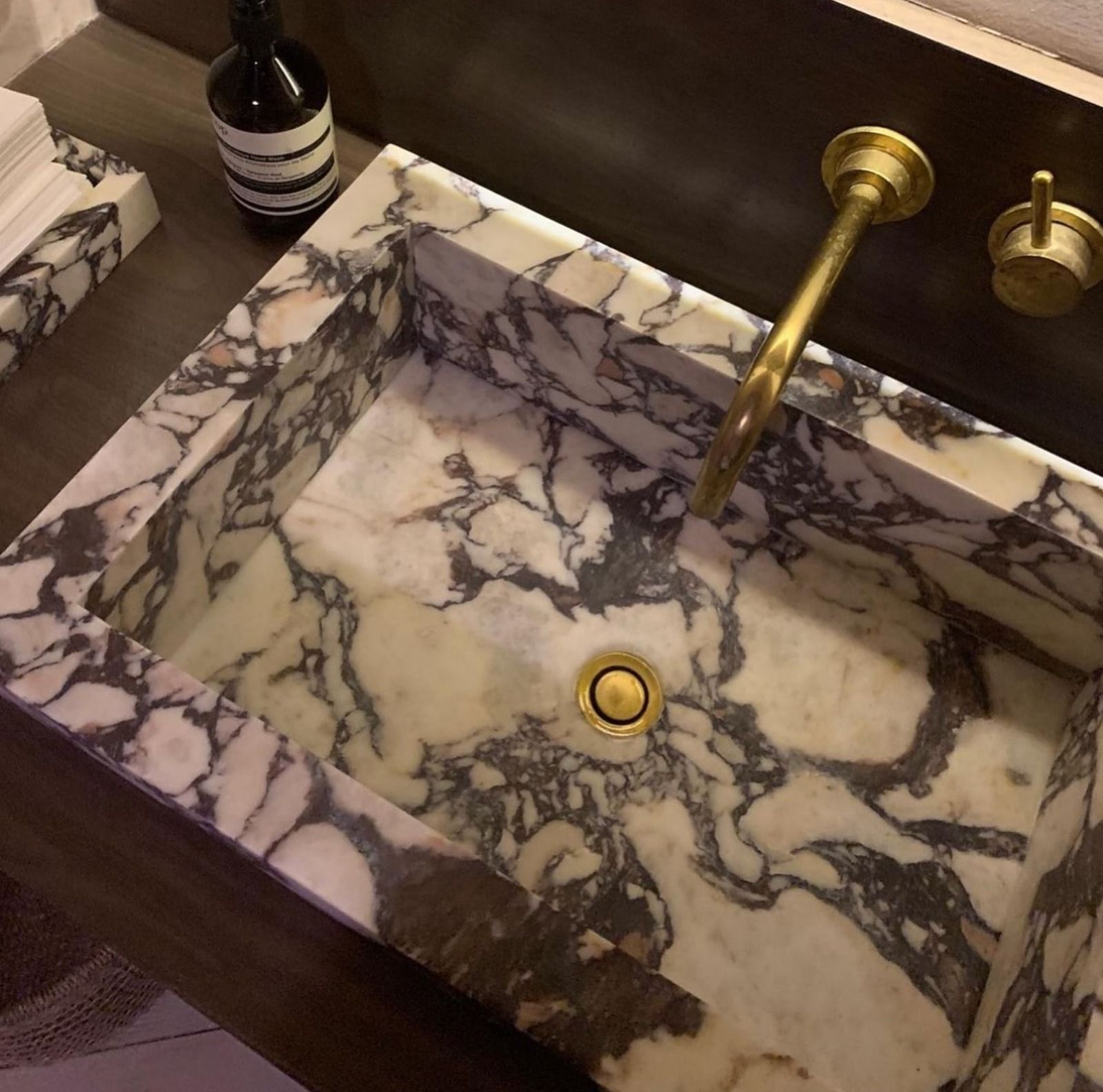 Un lavabo de baño con encimera de mármol