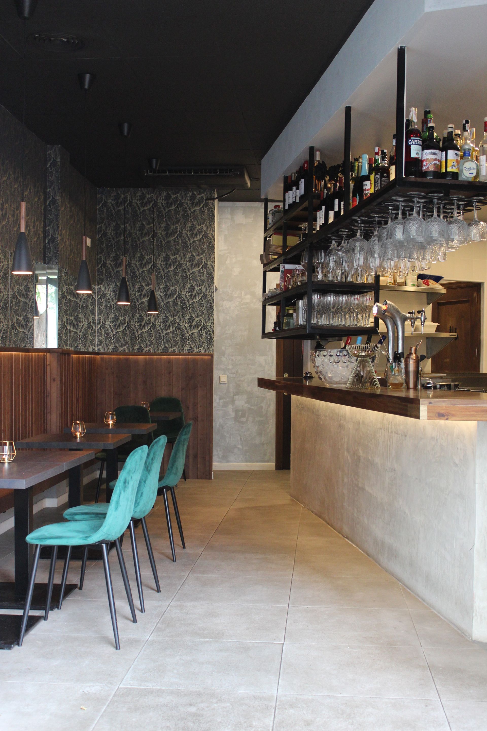 Un restaurante con mesas y sillas y un bar.