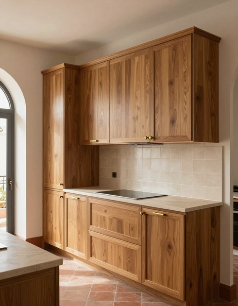 Armarios de cocina de madera con salpicadero y encimera de azulejos beige en una estancia luminosa