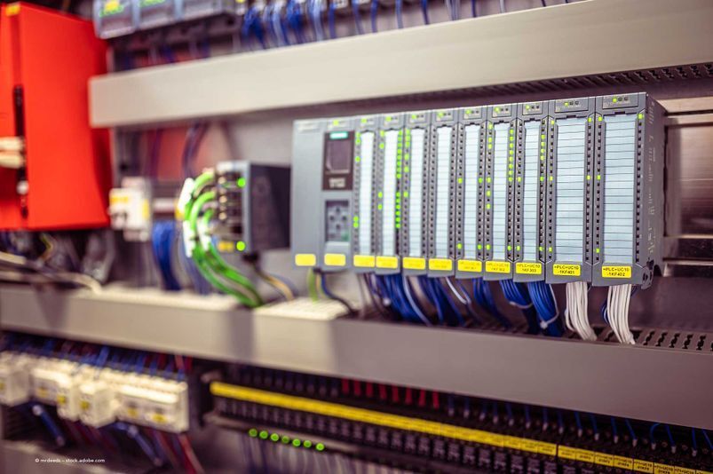 Kabel an einem Schaltschrank