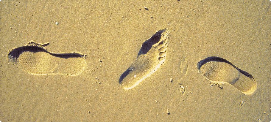 Strand mit Füße im Sand