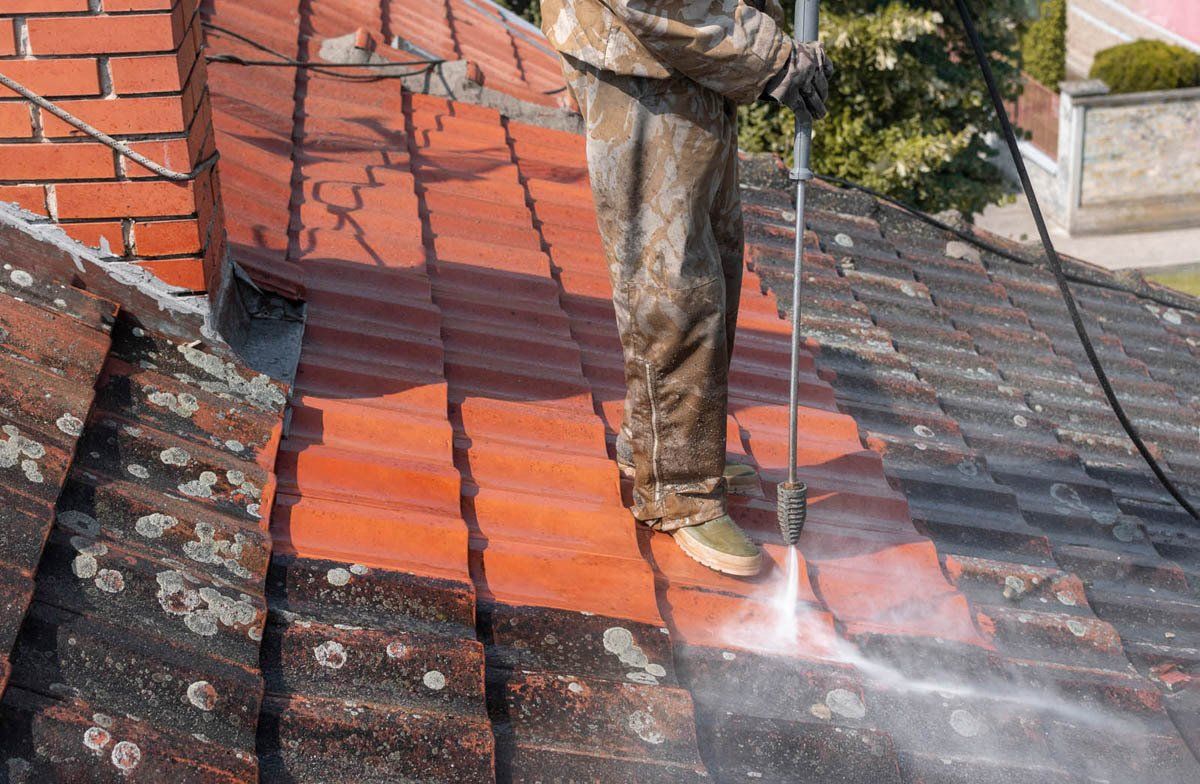 Nettoyage de la toiture avec un pulvérisateur sous pression