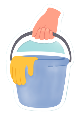 Main tenant un seau bleu avec un gant jaune ; produits de nettoyage.